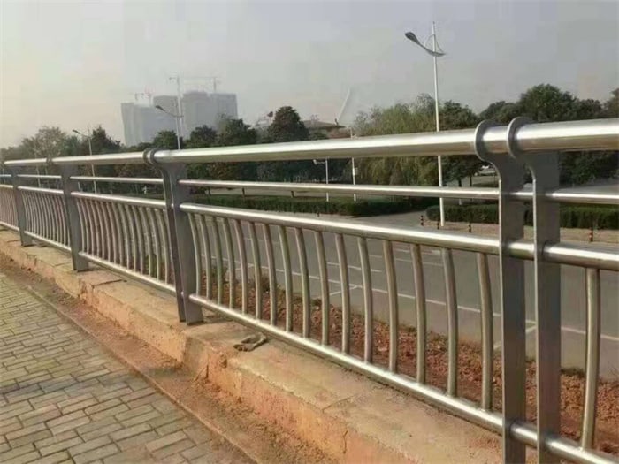 裝扮不銹鋼橋梁護欄的方法